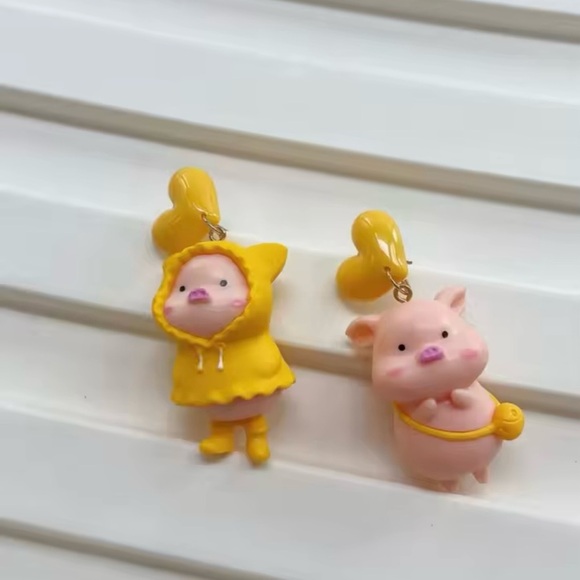 Pair of Cute Yellow Piggy Earring - Picture 3 of 4